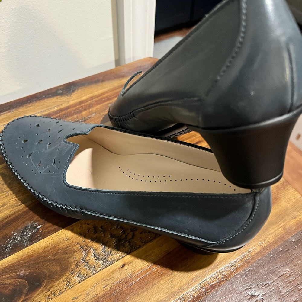 SAS Women's Dark Navy Leather Flats - Picture 9 of 11